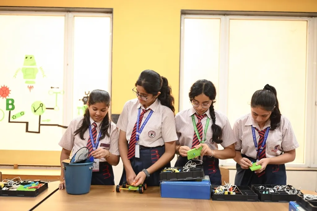 students-learning-robotics-stem-lab-noida